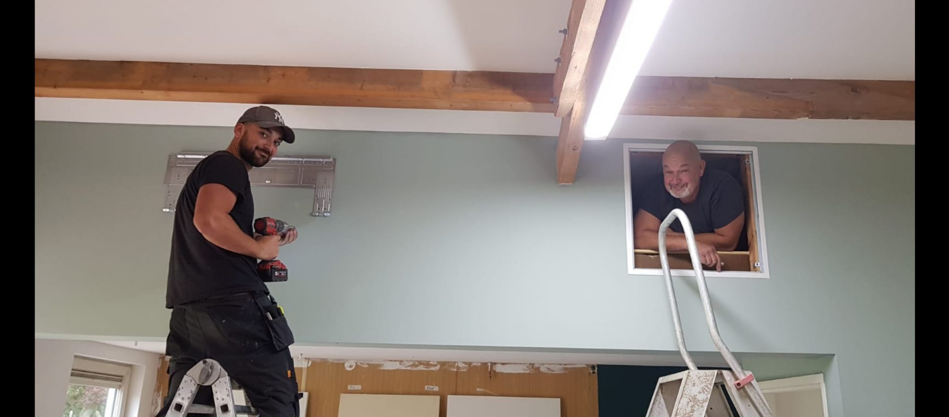 TOVO monteurs aan het werk: professionele installatie van een airco-binnenunit